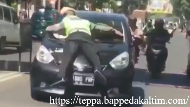 Polisi Sebut Pria 'Nemplok' Mobil